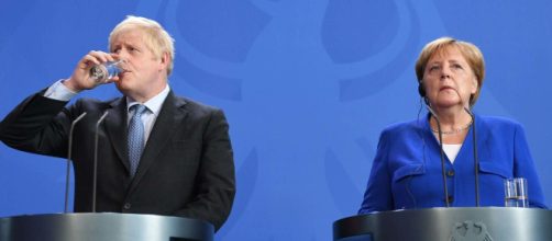 Merkel le da un plazo de 30 días a Johnson para evitar un Brexit duro