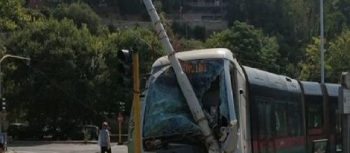 Roma, tram esce dai binari e travolge anche un'automobile: due feriti