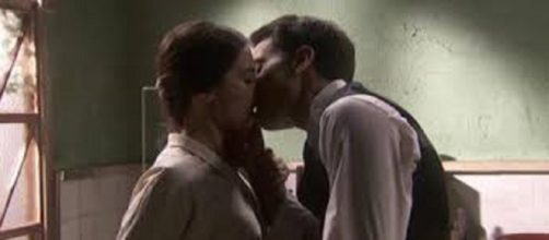 Il Segreto, trame al 30 agosto: Elsa e Alvaro si baciano, Mauricio inscena la morte di Fé