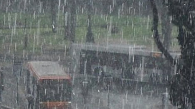 Roma paralizzata dalla pioggia: traffico in tilt nella Capitale