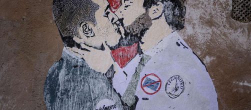 Il bacio tra Di Maio e Salvini è solo un ricordo. Cancellato ... - artribune.com