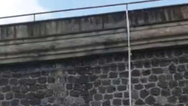 Evasione 'vecchio stile' dal carcere di Poggioreale di Napoli con lenzuola annodate usate come una corda: catturato dopo un giorno il detenuto.