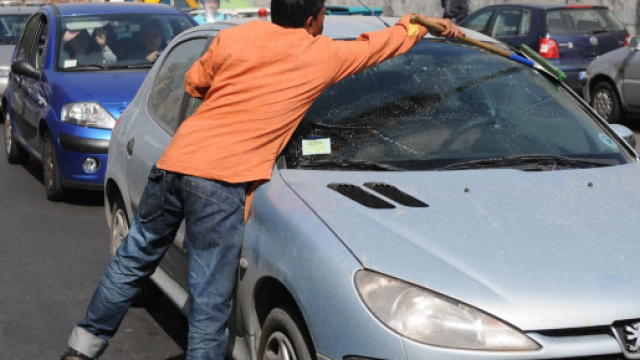 Napoli, automobilista picchiato dal lavavetri