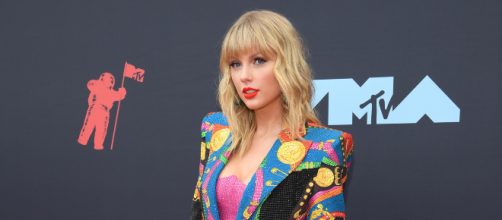 Taylor Swift estava com look da grife Versace no red carpet do MTV VMAs 2019. (Arquivo Blasting News)