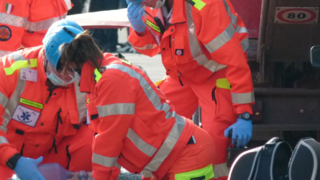 Ancona, cade dal quarto piano dell'ospedale e muore