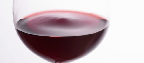 Il vino rosso, secondo lo studio inglese, incrementa la varietà dei batteri salutari intestinali (Canva).