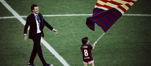 Luis Enrique y su hija pequeña en el césped del Camp Nou. / Twitter