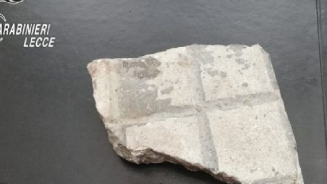 Lecce, 28enne urla odio contro l'Italia e prende a sassate le auto: arrestato