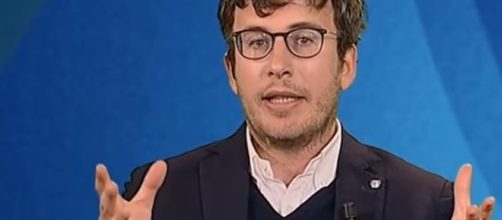 Diego Fusaro si scaglia contro il Pd che aveva accusato il M5S di essere schiavo della Lega.