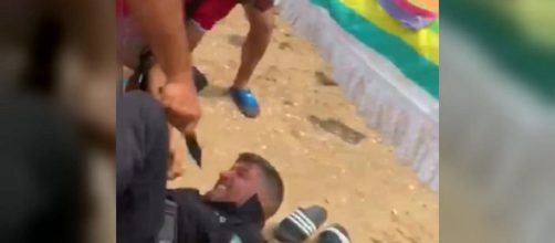 Un vendedor ambulante apuñala en plena playa al jefe de la Policía Local de Punta Umbría. / TWITTER