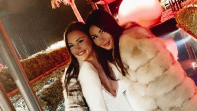 la photo de Maeva Ghennam et Alix dans une boite de nuit