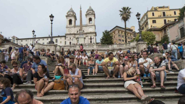 Roma, vietato sedersi sulla scalinata di Trinità dei Monti: si rischia la multa.