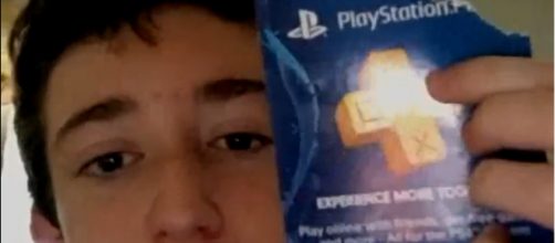 This Reddit user publicly consumed a PlayStation gift card. [Image Source: uwotclipped/YouTube]