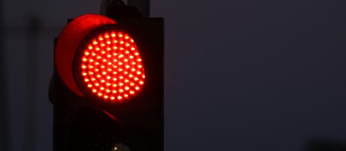 Germania, il padre passa con il semaforo rosso, il figlio di 5 anni chiama la Polizia: 'Arrestatelo'