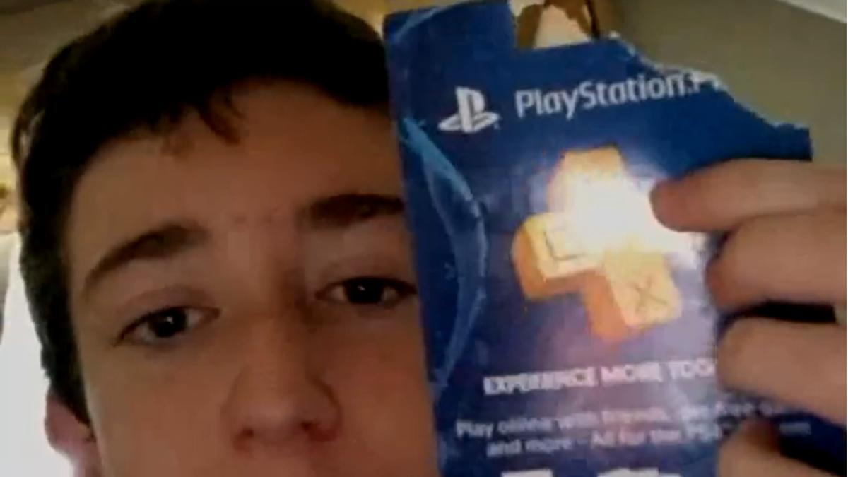 Fortnite Fan Eats Playstation Gc Due To No Build Rule Glitches To Build Inside Tilted