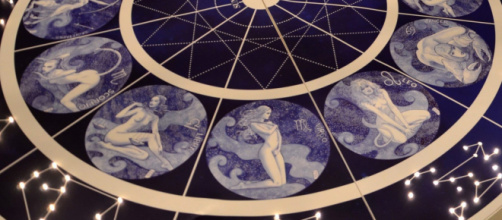 Previsioni astrali di sabato 10 agosto: un week-end positivo per Pesci e Bilancia