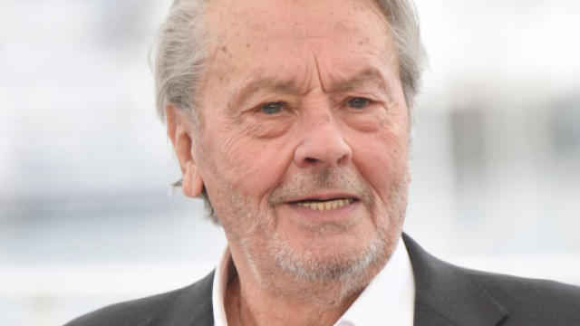 Alain Delon, 83 anni, ha rischiato di morire: colpito da un ictus, è convalescente in una clinica svizzera.
