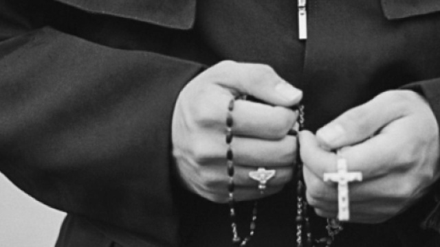 Albenga, prete colto da malore per droga: la sospensione