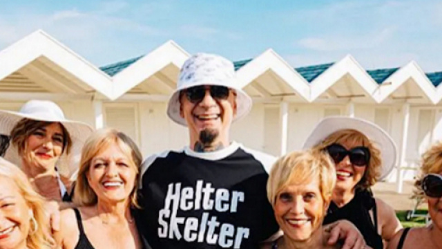 J-Ax vuole donare i 50mila euro del compenso dell'Algida Red Party in beneficenza