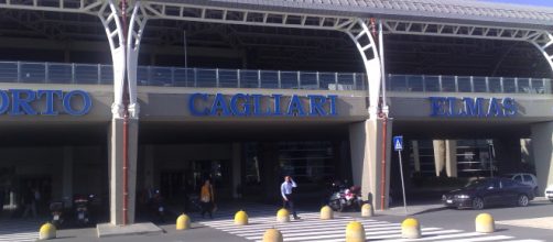 Cagliari, si fermano a bere al bar e perdono l'aereo: un sardo e un inglese denunciati e multati