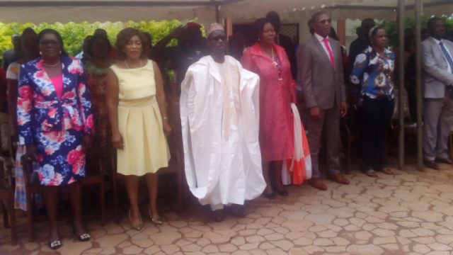 La Maire de Yaound&eacute; 5 offre des dons aux corp enseiganats et au &eacute;l&eacute;ves et particuliers (c) Odile Pahai