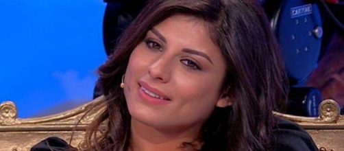 Giulia Cavaglià, ex di Uomini e Donne, ammette il ritocco al naso e posa con Francesco Sole.