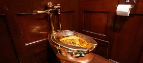 Gran Bretagna, rubato il celebre water d'oro di Maurizio Cattelan | corriere.it