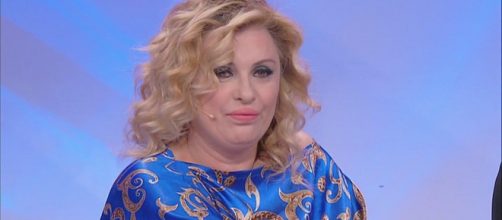 Anticipazioni Uomini e Donne: Tina perde solo 500 grammi e litiga con una signora del pubblico.