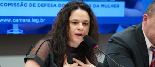 Deputada Janaina Paschoal criticou atitude de Olavo de Carvalho após ver vídeo postado com mensagem dele. (Pablo Valadares/Câmara dos Deputados)