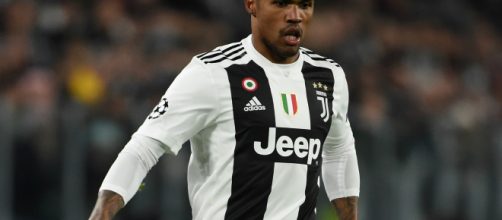 Juventus, Douglas Costa rischia un mese di stop, Pjanic potrebbe recuperare a breve