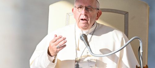 Papa Francesco durante un suo discorso