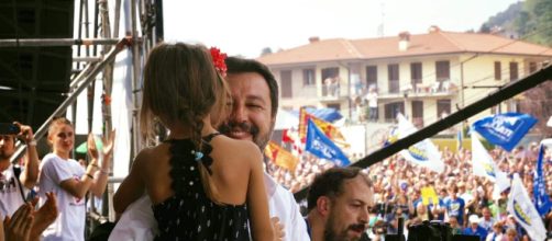 Pontida, non è coinvolta nel caso Bibbiano la bimba presentata da Salvini sul palco
