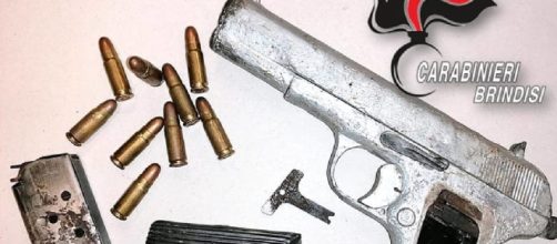 Brindisi, sorpreso con una pistola nel garage di casa: arrestato un uomo a Latiano