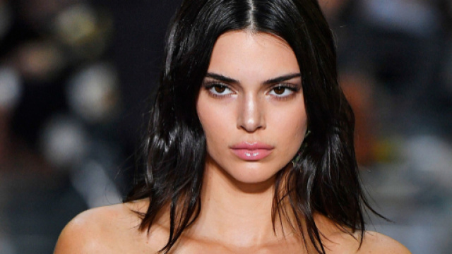 Kendall Jenner devient blonde pour le défilé Buberry