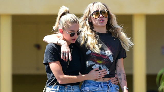 Miley Cyrus e Kaitlynn Carter escono alla luce del sole