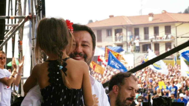 Pontida, la madre di Greta annuncia querela nei confronti della giornalista Selvaggia Lucarelli