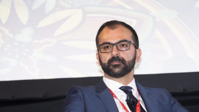 Ministro dell'istruzione Fioramonti: 'Aumento stipendi docenti e abolizione bonus merito'