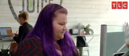 On '90 Day Fiance, Nicole seems to enjoy working at Starbucks. [Image Source: TLC/YouTube]