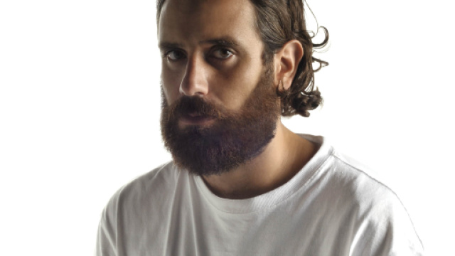 Tommaso Paradiso canta una canzone per Netflix.