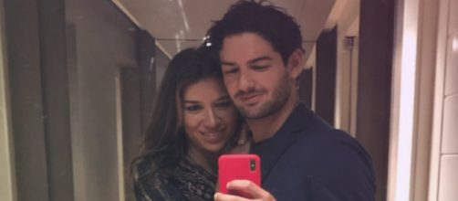A apresentadora comemorou o aniversário do marido levando um bolo para ele. (Reprodução/Instagram)