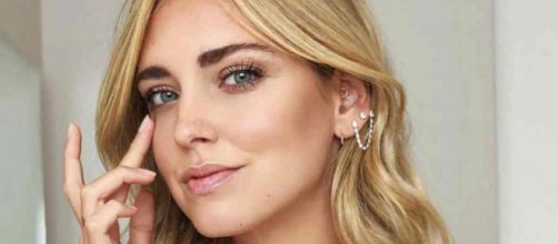 Chiara Ferragni passeggia a Portofino con un abito trasparente, il web insorge: 'Oscena'.