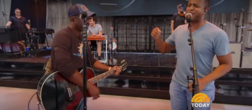 Craig Melvin of 'Today' takes a break from storm reporting to make music with Hootie & the Blowfish. [Image source: TODAY-YouTube]