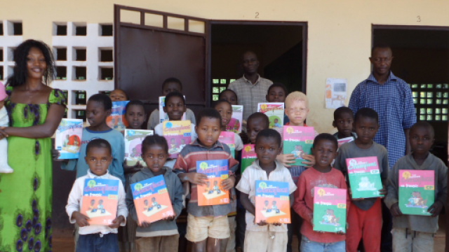 CAMEROUN : Des manuels scolaires pour les &eacute;l&egrave;ves des villages ... - fondations-somdiaa.com
