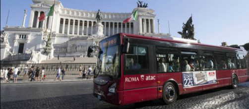 Roma: otto giovani aggrediscono un autista