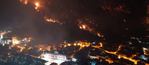 Sarno, incendio sul monte Saretto: cittadini evacuati e scuole chiuse