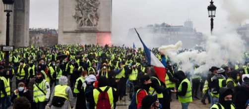 Gilet gialli, a Parigi di nuovo proteste e scontri sugli Champs-Elysees