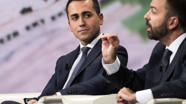 Fioramonti ripropone tassa di 1 euro per i voli per finanziare la ... - fanpage.it