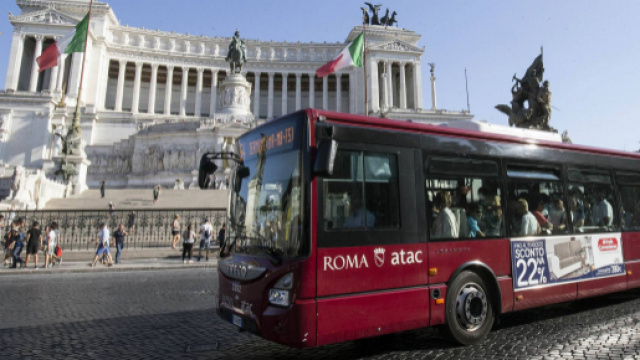 Roma: otto giovani aggrediscono un autista