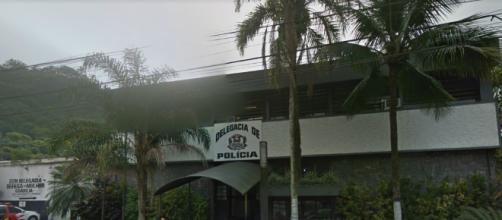 Assédio teria ocorrido na delegacia sede de Guarujá. (Reprodução/Google Street View)