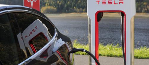 Tesla : Elon Musk veut créer des batteries capables de tenir 1,5 ... - journaldugeek.com